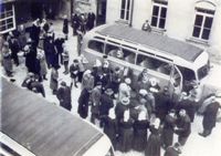 Schlosshof der Pflegeanstalt Bruckberg während eines der Abtransporte in „T4” - Tötungsanstalten, Frühjahr 1941